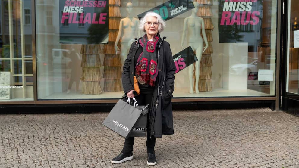 Hanni K. (79) aus Steglitz: „Ich bin sehr enttäuscht. Ich habe hier im Laufe der Jahre einige Sachen gekauft. Es ist sehr traurig, die Leute kaufen nur noch online. Ich mache mir Sorgen um unsere Einkaufsstraßen der Zukunft. Es verschwinden immer wieder Läden und werden von Ramschläden ersetzt.“