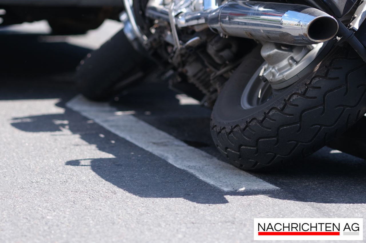Seniorin nach tragischem Unfall in Weißensee verstorben: Motorradfahrer stürzt