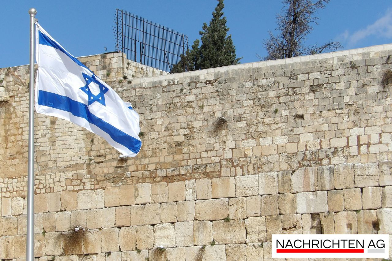 Unruhe in Mitte: Mann reißt Israel-Flagge vor Synagoge nieder!