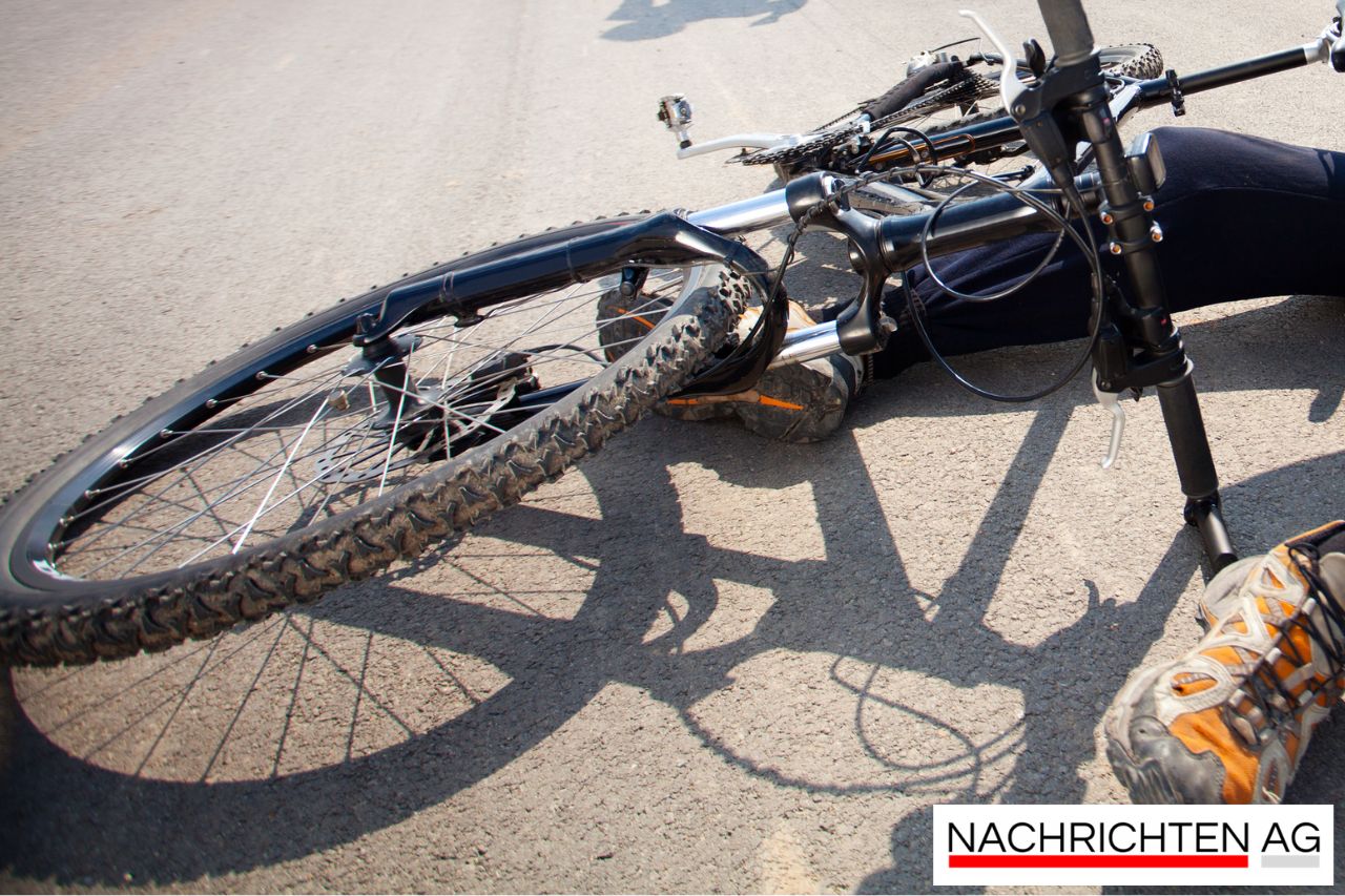 Jugendliche werfen Fußplatte auf BVG-Bus: Fahrer verletzt!