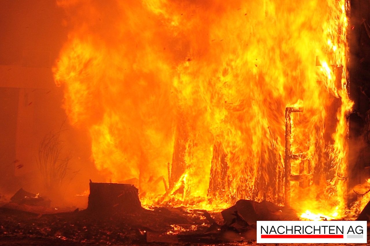 Riesiger Brand in Lichterfelde – Feuerwehr kämpft gegen Rauchwolke